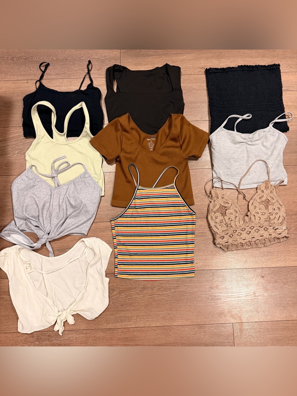 ✨ RESELLER Bundle | Trendy Y2K Crop Tops & Bralettes | SZ Small | 10 Pieces